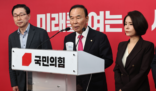 박덕흠 국민의힘 공천관리위원장이 14일 서울 영등포구 여의도 중앙당사에서 6·3 지방선거 경북도지사 최종 후보에 이철우 현 경북도지사를 확정, 발표하고 있다. [연합뉴스]