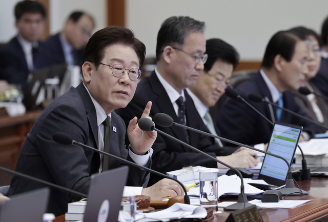 이재명 대통령이 14일 청와대에서 국무회의 겸 비상경제점검회의를 주재하고 있다. [연합뉴스]