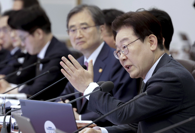 이재명 대통령이 14일 청와대에서 열린 국무회의 겸 비상경제점검회의에서 발언하고 있다. [연합뉴스]