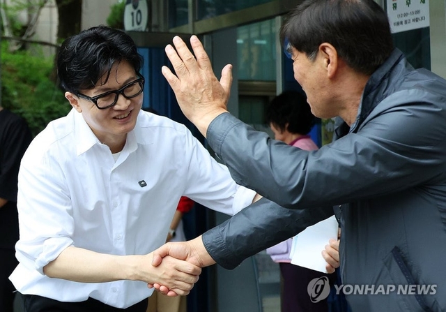 한동훈 전 국민의힘 대표가 14일 오후 부산 북구 만덕2동 행정복지센터를 찾아 전입신고를 마친 뒤 주민과 인사하고 있다. 연합뉴스
