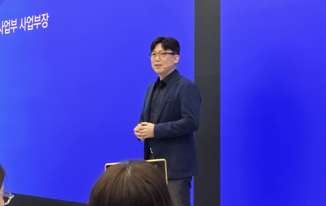 용석우 삼성전자 영상디스플레이사업부장 사장이 15일 서울 서초 '삼성 강남'에서 열린 '더 퍼스트룩 서울 2026' 행사에서 TV 신제품을 소개하고 있다. 장우진 기자
