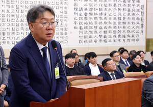 [사설] 국정원장·방용철의 정반대 대북송금 진술… 진실 꼭 밝혀내야