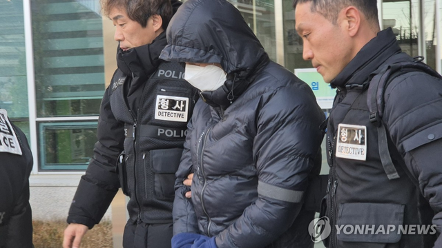 영장실질심사 마치고 나오는 ‘갑질 의혹’ 양양군 공무원. 연합뉴스