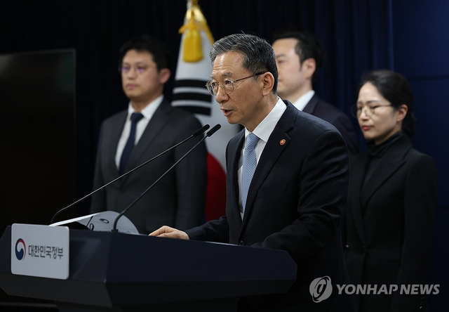 정성호 법무부 장관이 14일 정부서울청사에서 쉰들러 국제투자분쟁 승소 관련 브리핑을 하고 있다. 연합뉴스
