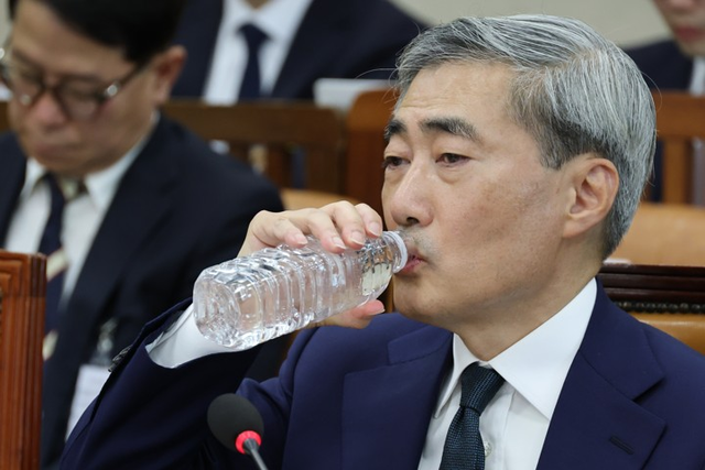 신현송 한국은행 총재 후보자가 15일 국회 재정경제기획위원회에서 열린 인사청문회에서 물을 마시고 있다. [연합뉴스]