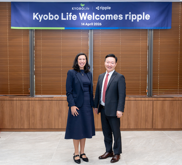 박진호(오른쪽) 교보생명 부사장과 피오나 머레이 리플 아시아태평양(APAC) 지역 총괄이 지난 14일 서울 광화문 교보생명 본사에서 ‘리플 블록체인 인프라 활용 국채 거래 기술 검증(PoC) 프로젝트’를 위한 협력 방안을 논의한 뒤 기념촬영을 하고 있다. [교보생명 제공]