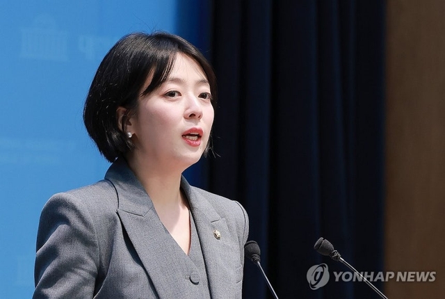 국민의힘 서울시당 공천관리위원장인 배현진 의원이 15일 국회 소통관에서 서울 은평구 청년 공천과 관련해 기자회견하고 있다.  연합뉴스