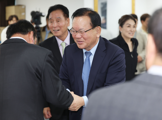 더불어민주당 김부겸 대구시장 예비후보가 14일 대구 남구 대명동 대구시상인회관에서 전통시장 상인들과 정책간담회를 하기에 앞서 밝은 표정으로 인사하고 있다. 연합뉴스