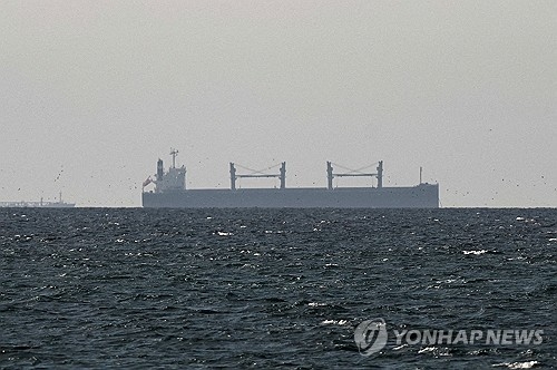 호르무즈 해협 인근을 항해하는 화물선 [로이터=연합뉴스 자료사진]