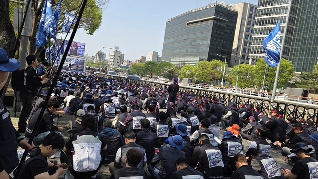 전국민주노동조합총연맹(민노총) 금속노조가 15일 현대자동차 양재사옥 앞에서 원청교섭을 요구하는 결의대회를 열고 있다. 장우진 기자