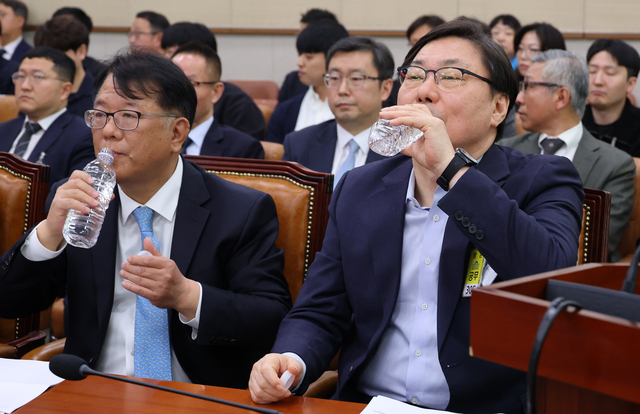 국회 ‘윤석열 정권 정치검찰 조작기소 의혹 사건 진상규명’ 국정조사특별위원회에서 14일 열린 쌍방울 대북 송금 사건 관련 청문회에서 이화영 전 경기도 평화부지사와 서민석 변호사가 물을 마시고 있다. [연합뉴스]