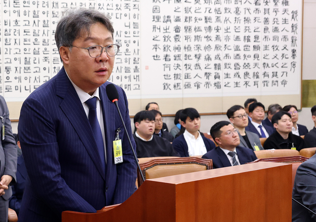 14일 국회 ‘윤석열 정권 정치검찰 조작기소 의혹 사건 진상규명’ 국정조사특별위원회에서 열린 쌍방울 대북 송금 사건 관련 청문회에서 증인으로 출석한 방용철 쌍방울 그룹 전 부회장이 의원 질의에 답하고 있다. [연합뉴스]