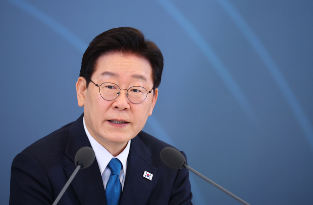 이재명 대통령이 15일 청와대에서 열린 규제합리화위원회 제1차 전체회의에서 발언하고 있다. [연합뉴스]