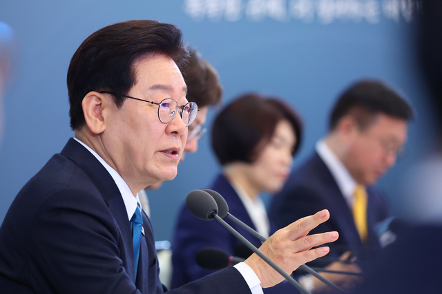 이재명 대통령이 15일 청와대에서 열린 규제합리화위원회 제1차 전체회의에서 발언하고 있다. [연합뉴스]