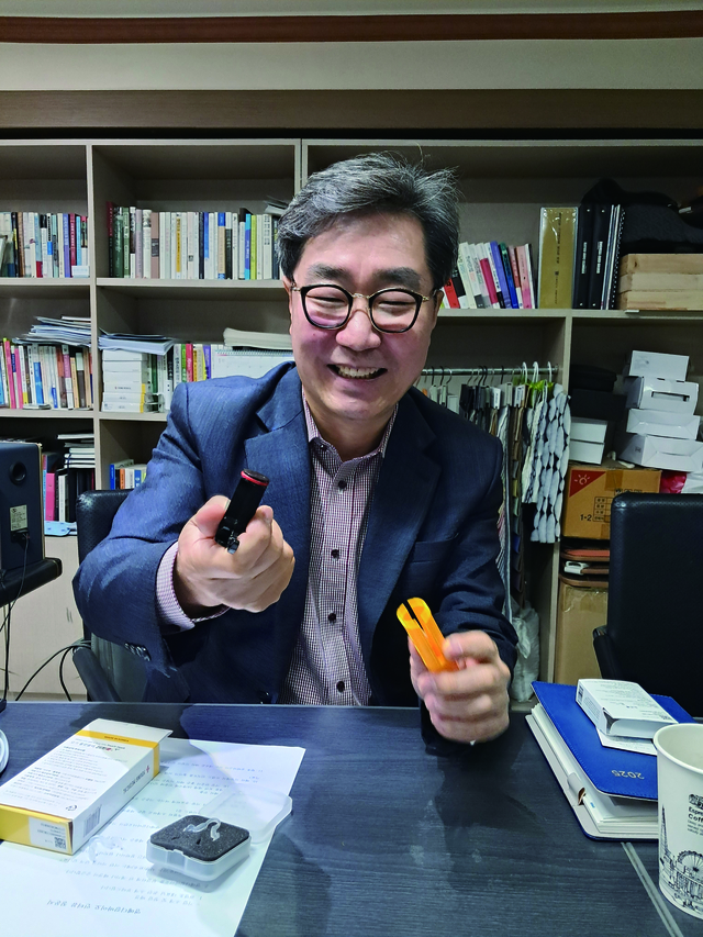 권영조 영메디칼바이오 대표가 국민치유기업 전략을 실행하기 위해 만든 제품을 설명하고 있다. [영메디칼바이오 제공]