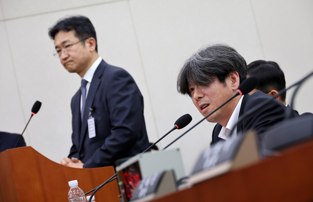 ‘대장동 개발 비리 특혜 의혹’ 사건의 민간업자 남욱 변호사가 지난 16일 국회 ‘윤석열 정권 정치검찰 조작기소 의혹 사건 진상규명’ 국정조사특별위원회에서 열린 대장동·위례 개발비리 및 김용 전 민주연구원 부원장 관련 의혹 사건에 대한 청문회에서 사건 수사 당시 정일권 검사가 가족사진을 보여주며 “배를 가르는 수사를 할 수도 있다”고 발언한 것과 관련한 의원 질의에 답하고 있다. 남 변호사 왼쪽은 대장동 수사를 주도했던 정일권 검사. [연합뉴스]