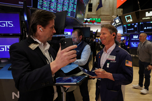 S&P 500, 사상 첫 ‘7000고지’ 정복… 미·이란 종전 기대에 시장 ‘환호’