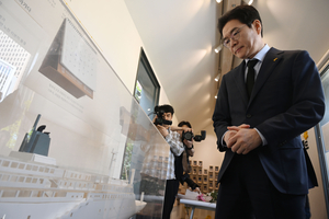 [포토] 세월호 기억관 찾은 정원오 후보