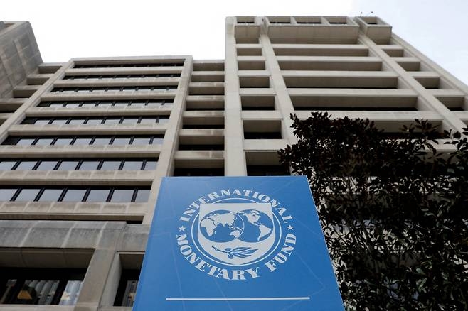 [사설] IMF, 한국 콕 짚어 ‘나랏빚 경고’… 허투루 넘길 일 결코 아니다