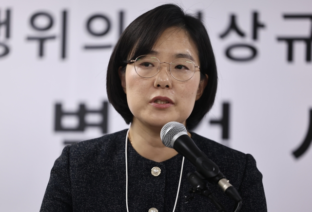 권창영 2차 종합특별검사팀 김지미 특검보가 30일 과천 특검사무실에서 수사 관련 사항을 브리핑하고 있다. [연합뉴스]