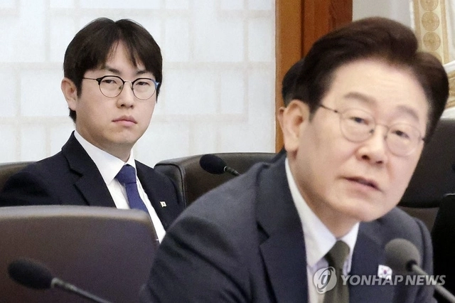 하정우 AI미래기획수석이 14일 청와대에서 열린 국무회의 겸 비상경제점검회의에서 이재명 대통령의 발언을 듣고 있다. 연합뉴스
