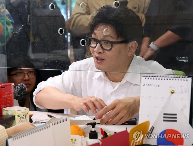 한동훈 전 국민의힘 대표가 14일 오후 부산 북구 만덕2동 행정복지센터를 찾아 전입신고를 하고 있다. 연합뉴스
