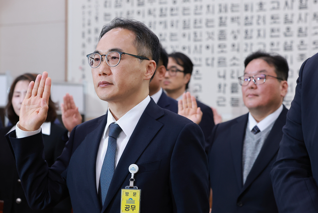 16일 국회 윤석열 정권 정치검찰 조작기소 의혹 사건 진상규명 국정조사특별위원회 제8차 전체회의에서 열린 대장동 화천대유 개발비리·김용 전 민주연구원 부원장 불법자금 수수·위례신도시 재판 관련 청문회에서 이원석 전 검찰총장이 증인으로 선서하고 있다. 오른쪽은 ‘대장동 2기 수사팀’을 이끌었던 엄희준 검사.[연합뉴스 사진]