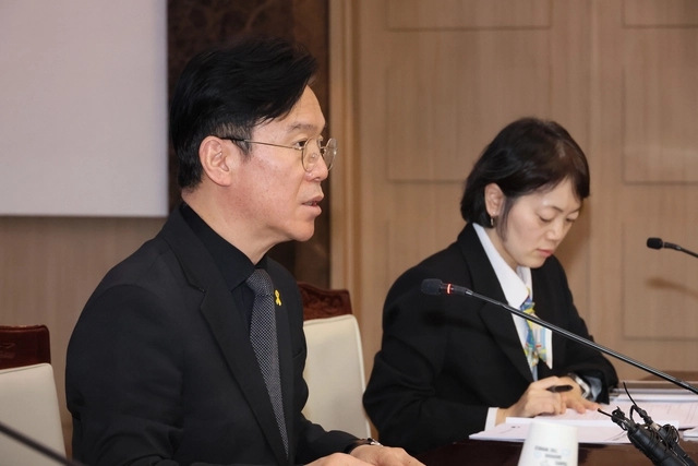 김영훈 고용노동부 장관이 16일 서울 종로구 정부서울청사에서 열린 노동안전 관계장관회의에서 발언하고 있다. [연합뉴스]
