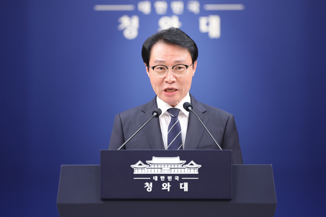 이규연 홍보소통수석이 16일 청와대 기자회견장에서 인사 관련 브리핑을 하고 있다. [청와대통신사진기자단]

