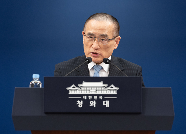 위성락 국가안보실장이 16일 청와대 기자회견장에서 이재명 대통령 순방 일정을 설명하고 있다. [청와대통신사진기자단]