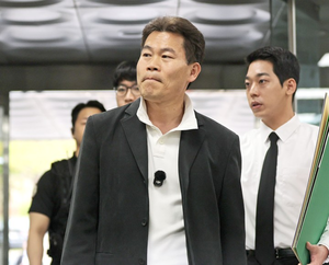 ‘李대통령·이준석 명예훼손 혐의’ 전한길, 구속영장 면했다