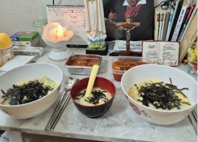 SNS에 게시된 아기 숟가락 놓인 떡국 사진 [SNS 갈무리]