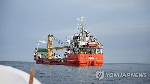 오만 측 호르무즈 해협을 지나는 선박 [로이터=연합뉴스 자료사진]