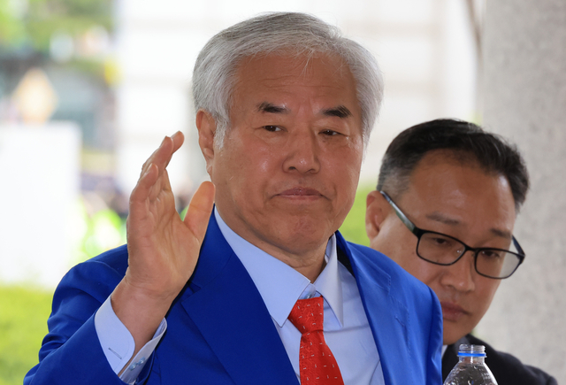 서울서부지법 난동 사태 배후로 지목돼 구속기소 뒤 보석으로 풀려난 전광훈 사랑제일교회 목사가 17일 서울 마포구 서울서부지법에서 열린 재판에 출석하고 있다.   [연합뉴스]