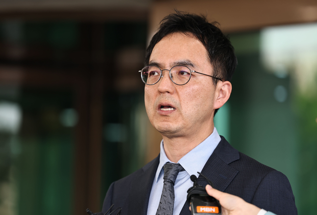 구자현 검찰총장 직무대행이 17일 서울 서초구 대검찰청을 나서며 대장동·대북송금 의혹 사건을 둘러싼 정치권의 국정조사와 관련해 발언하고 있다.   [연합뉴스]