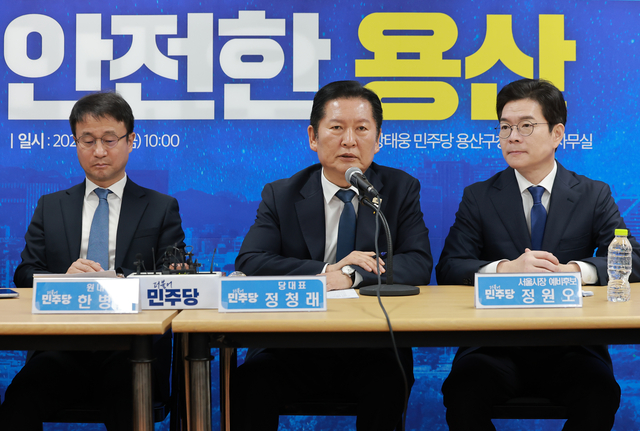 정청래 더불어민주당 대표가 17일 서울 용산구 민주당 강태웅 용산구청장 후보 선거사무소에서 열린 현장 최고위원회의에서 발언하고 있다. [연합뉴스]