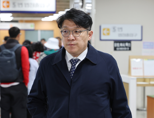김건희 여사에게 고가의 그림을 건네고 공천을 청탁했다는 의혹을 받는 김상민 전 부장검사가 8일 서울 서초구 서울중앙지방법원에서 열린 공판에 출석하고 있다.  [연합뉴스]