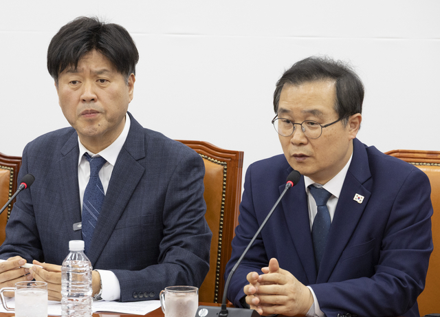 더불어민주당 이건태 의원이 지난 13일 국회에서 열린 대장동 일당으로부터 금품을 받은 혐의로 법정 구속됐다가 지난해 보석으로 석방된 김용 전 민주연구원 부원장 기자간담회에서 검찰 기소의 문제점에 대해 설명하고 있다.   [연합뉴스]