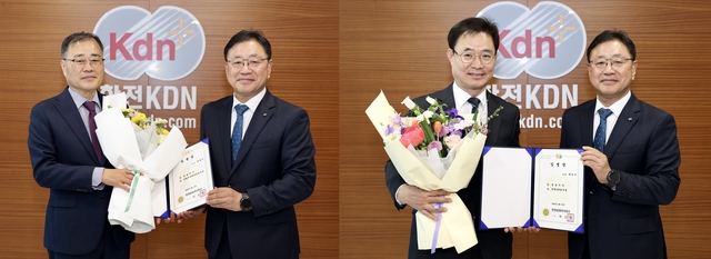 한전KDN에 새롭게 취임한 박경수(왼쪽) 전력지능화안전본부장과 최진수 전력ICT본부장이 임명장을 받고 있다. [한전KDN 제공]