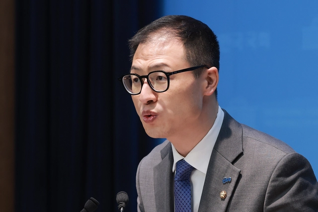 6·3 지방선거 더불어민주당 울산시장 후보인 김상욱 의원이 24일 국회 소통관에서 ‘부울경 초광역 협의체’ 구성을 촉구하고 있다. [연합뉴스]