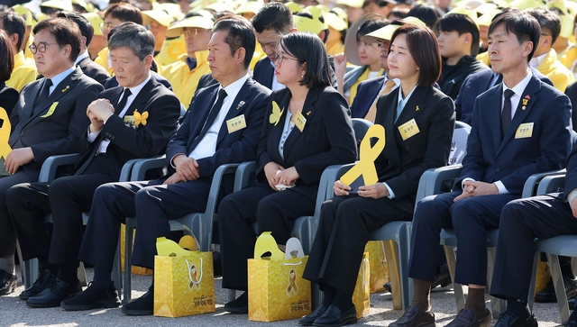 우원식 의장을 비롯한 각 정당 대표들이 16일 안산시 단원구 화랑유원지에서 열린 세월호 참사 12주기 기억식에 참석해 있다. 왼쪽부터 우원식 국회의장, 박승렬 4·16재단 이사장, 더불어민주당 정청래 대표, 기본소득당 용혜인 대표, 진보당 김재연 대표, 사회민주당 한창민 대표. [연합뉴스]