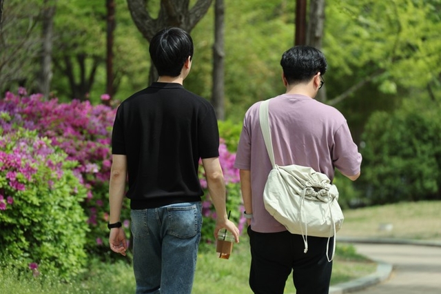 초여름 날씨를 보인 지난 16일 서울 여의도공원에서 시민들이 얇은 차림으로 산책을 즐기고 있다. 연합뉴스