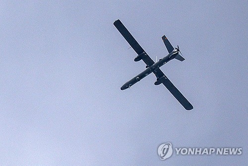 이스라엘-레바논 휴전 첫 날 양국 국경 인근 상공에 등장한 드론. 로이터 연합뉴스