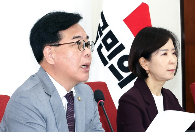 송언석(왼쪽) 국민의힘 원내대표가 19일 국회 원내대표실에서 기자회견을 열고 부동산 양도세 장기보유특별공제 폐지, 대장동 사건, 지방선거와 관련한 입장을 밝히고 있다. [연합뉴스]
