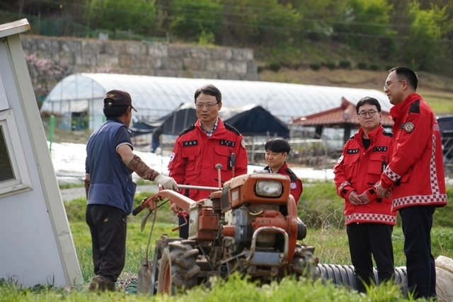 박은식(왼쪽 두번째) 산림청장은 지난 18일 충남 금산군 곡남3리를 찾아 영농부산물 소각 금지 등을 알리고 있다. 산림청 제공.