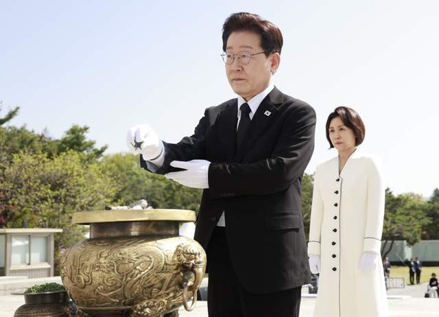 이재명 대통령이 19일 서울 강북구 국립 4·19민주묘지에서 열린 4·19혁명 기념식에서 분향하고 있다.  [청와대통신사진기자단]