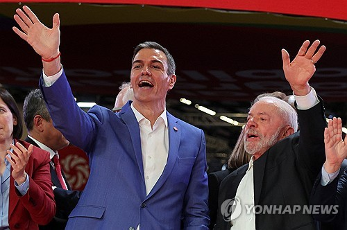 ‘글로벌 진보 동원’ 행사의 산체스 총리와 룰라 대통령. [로이터=연합뉴스]