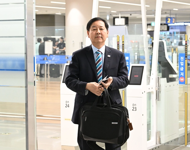 구윤철 부총리 겸 재정경제부 장관이 13일 ‘뉴욕 한국경제설명회 및 주요 20개국(G20) 재무장관회의’에 참석하기 위해 인천공항에서 미국으로 출국하고 있다. [재경부 제공]