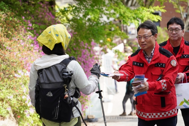박은식(가운데) 산림청장이 지난 18일 대둔산도립공원에서 등산객을 대상으로 산불예방 현장 캠페인을 펼쳤다. 산림청 제공.