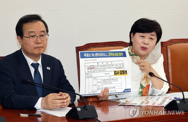 국회에서 19일 열린 ‘윤석열 정권 정치검찰 조작기소 의혹 사건 진상규명 국정조사특별위원회’ 소속 더불어민주당 기자간담회에서 서영교 위원장이 대장동 사건 청문회 내용을 설명하고 있다. 연합뉴스